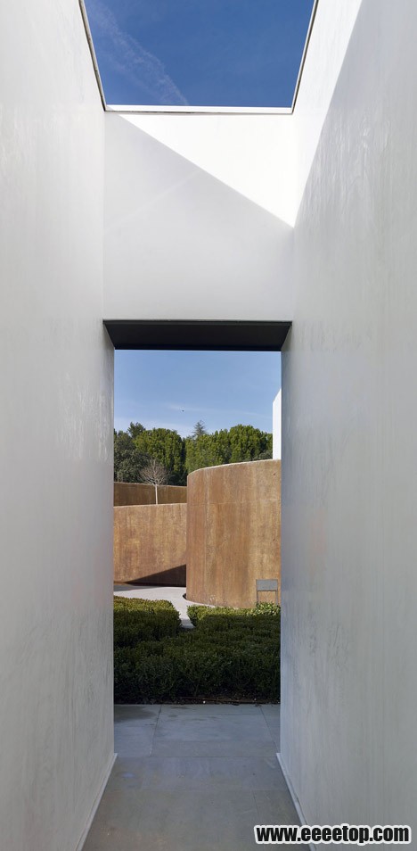 dezeen_Vivienda-en-la-Moraleja-by-DAHL-GHG_13b.jpg