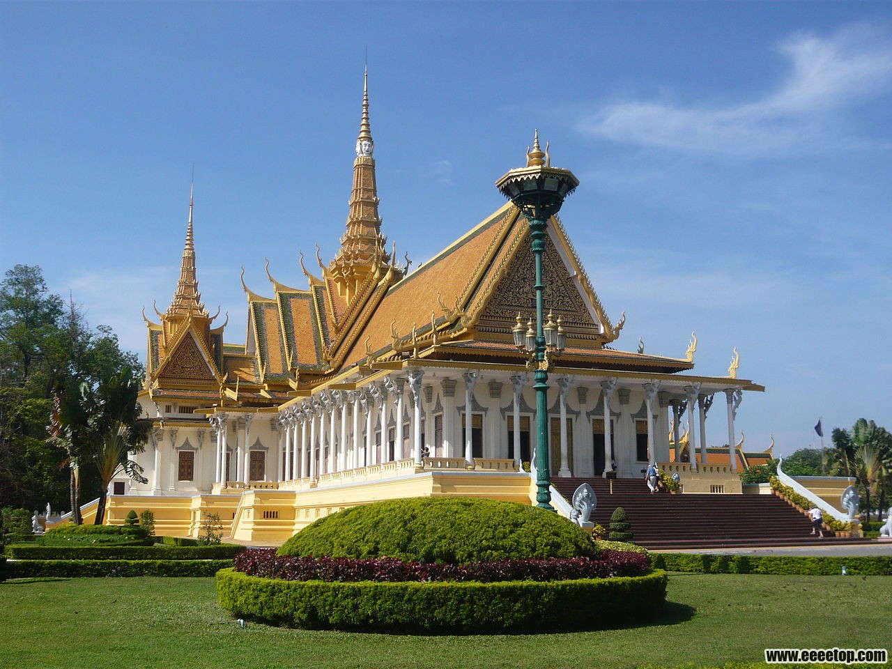 1280px-Royal.Place.Phnom.Penh.Palais.Royal.Cambodge.001.jpg