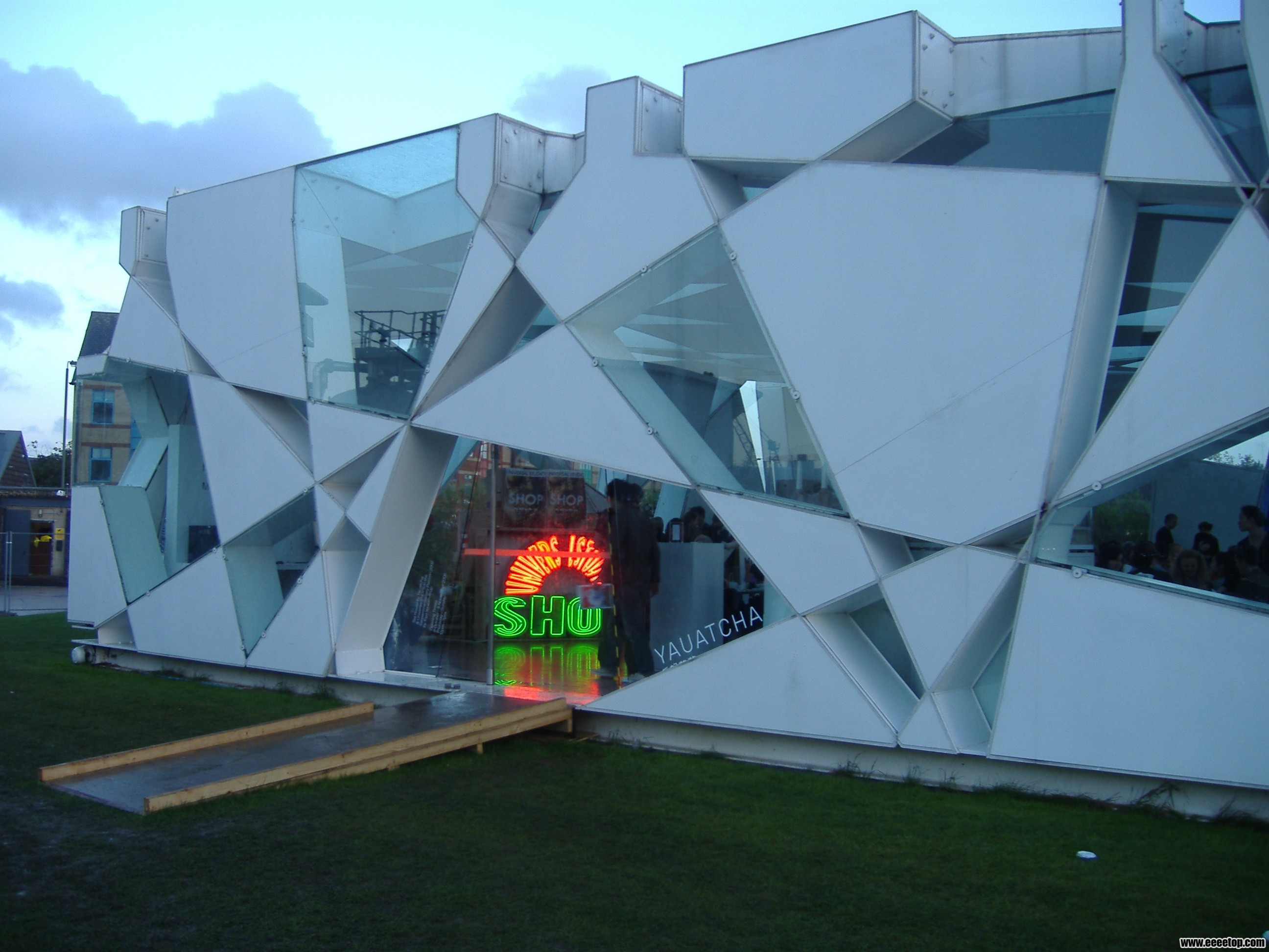 Serpentine_Pavillion_2002.jpg